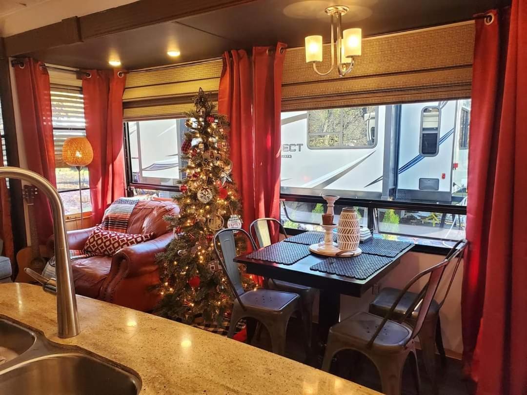 Jolene Hotel Pittman Center Екстериор снимка